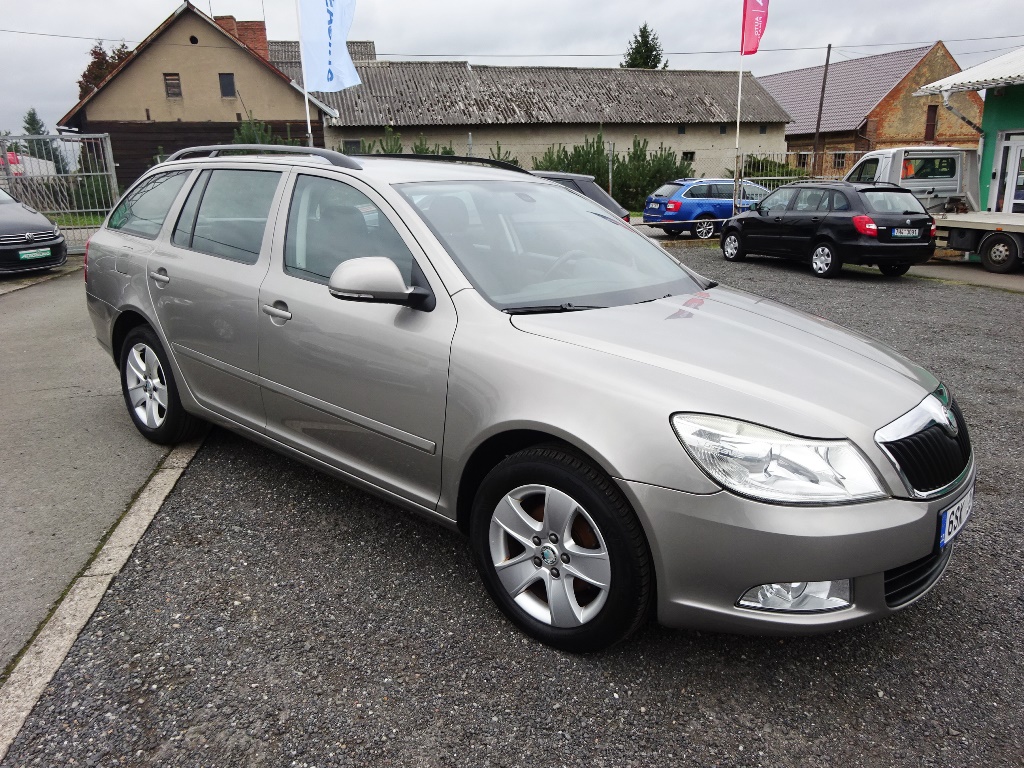 OCTAVIA COMBI II FC Ambiente 1,9 TDI 77kW - 2.Majitel + Serviska !